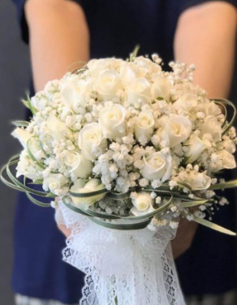 Bó hoa hồng cưới cầm tay với các màu pastel hiện đại như hồng phấn, cam đào và tím nhạt, tạo nên vẻ đẹp lãng mạn và dịu dàng
